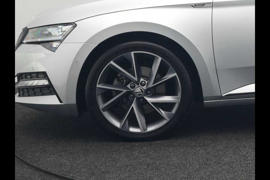 Škoda Superb Combi 1.4 TSI iV Sportline Business Plug In Hybrid 218pk Dealer O.H PHEV | Trekhaak Af Fabriek | Panodak | Adaptive Cruise | Alcantara Sportstoelen Memory & Verwarmd | Sfeerverlichting | Apple Carplay | Stuur Verwarmd | Virtual | Keyless | DAB | 19"L.M |