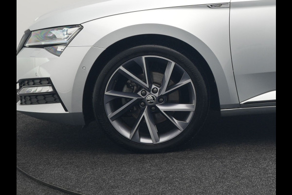Škoda Superb Combi 1.4 TSI iV Sportline Business Plug In Hybrid 218pk Dealer O.H PHEV | Trekhaak Af Fabriek | Panodak | Adaptive Cruise | Alcantara Sportstoelen Memory & Verwarmd | Sfeerverlichting | Apple Carplay | Stuur Verwarmd | Virtual | Keyless | DAB | 19"L.M |