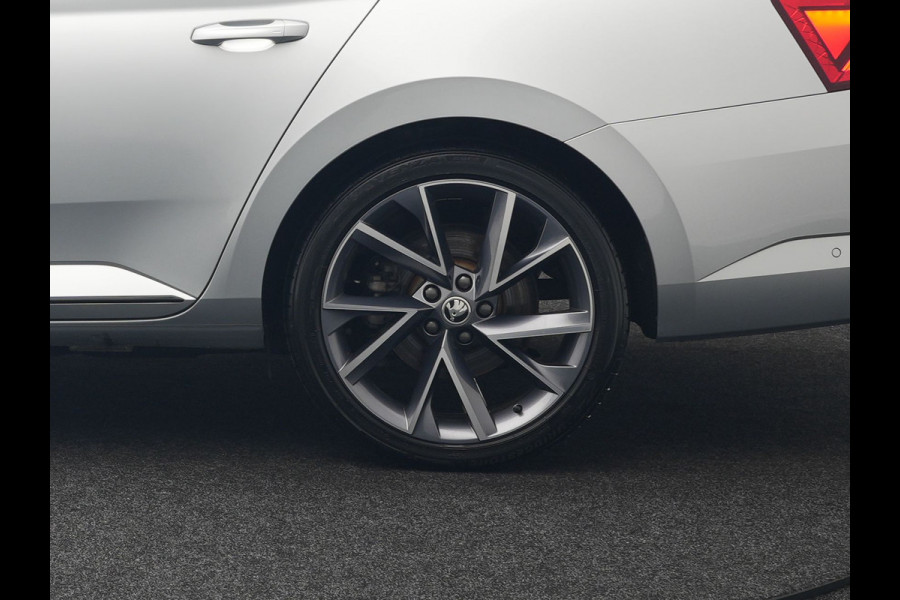 Škoda Superb Combi 1.4 TSI iV Sportline Business Plug In Hybrid 218pk Dealer O.H PHEV | Trekhaak Af Fabriek | Panodak | Adaptive Cruise | Alcantara Sportstoelen Memory & Verwarmd | Sfeerverlichting | Apple Carplay | Stuur Verwarmd | Virtual | Keyless | DAB | 19"L.M |