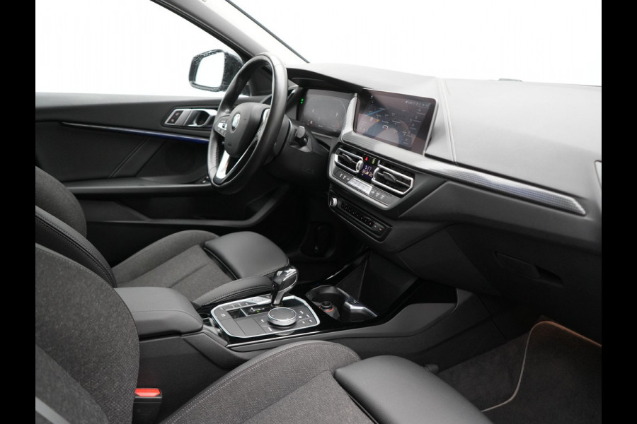 BMW 1-serie 118i Sportline 141pk Dealer O.H | Apple Carplay | Cruise Control | Virtual | Navigatie | LED Koplampen | Sfeerverlichting | DAB | 17"L.M |
