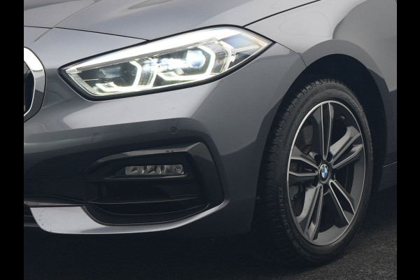 BMW 1-serie 118i Sportline 141pk Dealer O.H | Apple Carplay | Cruise Control | Virtual | Navigatie | LED Koplampen | Sfeerverlichting | DAB | 17"L.M |