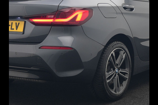 BMW 1-serie 118i Sportline 141pk Dealer O.H | Apple Carplay | Cruise Control | Virtual | Navigatie | LED Koplampen | Sfeerverlichting | DAB | 17"L.M |