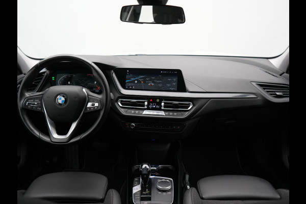 BMW 1-serie 118i Sportline 141pk Dealer O.H | Apple Carplay | Cruise Control | Virtual | Navigatie | LED Koplampen | Sfeerverlichting | DAB | 17"L.M |