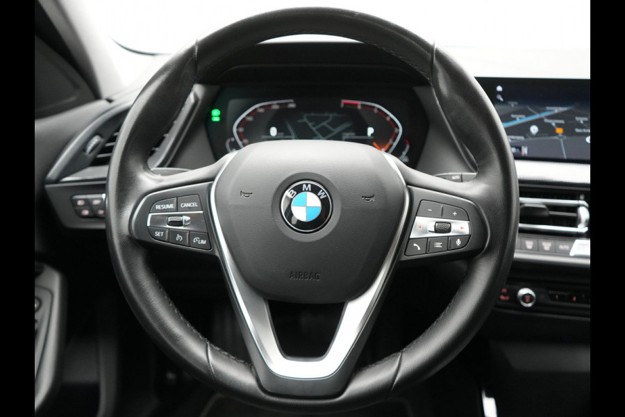 BMW 1-serie 118i Sportline 141pk Dealer O.H | Apple Carplay | Cruise Control | Virtual | Navigatie | LED Koplampen | Sfeerverlichting | DAB | 17"L.M |