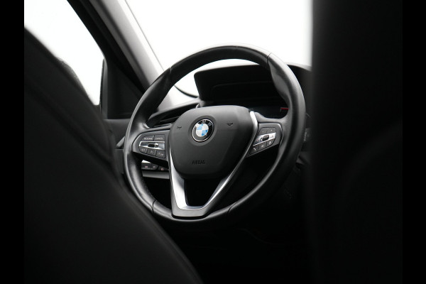 BMW 1-serie 118i Sportline 141pk Dealer O.H | Apple Carplay | Cruise Control | Virtual | Navigatie | LED Koplampen | Sfeerverlichting | DAB | 17"L.M |