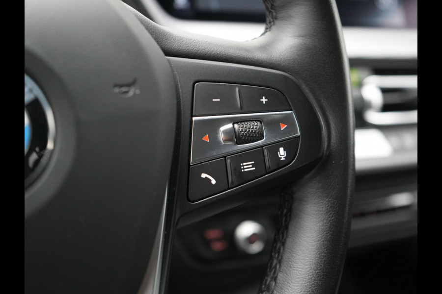 BMW 1-serie 118i Sportline 141pk Dealer O.H | Apple Carplay | Cruise Control | Virtual | Navigatie | LED Koplampen | Sfeerverlichting | DAB | 17"L.M |