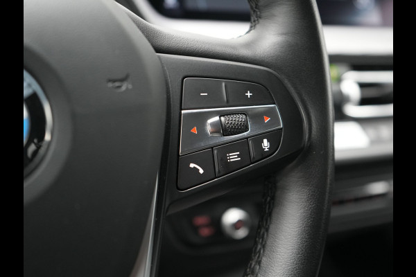 BMW 1-serie 118i Sportline 141pk Dealer O.H | Apple Carplay | Cruise Control | Virtual | Navigatie | LED Koplampen | Sfeerverlichting | DAB | 17"L.M |