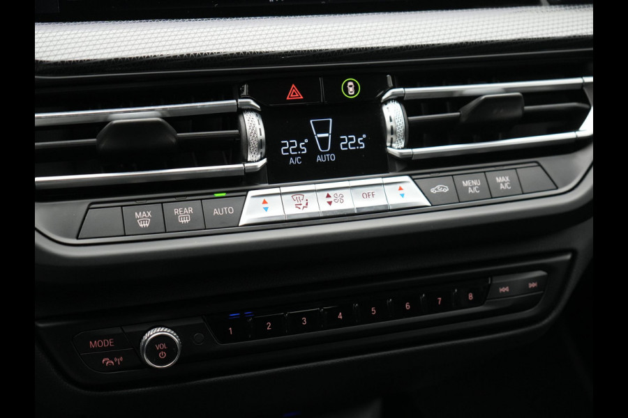 BMW 1-serie 118i Sportline 141pk Dealer O.H | Apple Carplay | Cruise Control | Virtual | Navigatie | LED Koplampen | Sfeerverlichting | DAB | 17"L.M |