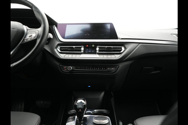 BMW 1-serie 118i Sportline 141pk Dealer O.H | Apple Carplay | Cruise Control | Virtual | Navigatie | LED Koplampen | Sfeerverlichting | DAB | 17"L.M |