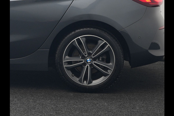 BMW 1-serie 118i Sportline 141pk Dealer O.H | Apple Carplay | Cruise Control | Virtual | Navigatie | LED Koplampen | Sfeerverlichting | DAB | 17"L.M |