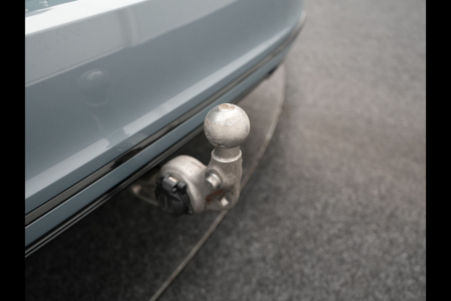 Volvo V90 T6 AWD R-Design Plug In Hybrid 340pk Dealer O.H PHEV | Trekhaak Af Fabriek | Panodak | Adaptive Cruise | Head Up | Harman & Kardon | 360 Camera | Lederen Sporstoelen Memory & Verwarmd | Pilot Assist | Apple Carplay | Navigatie | DAB |