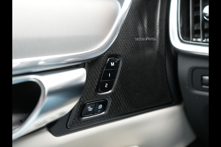 Volvo V90 T6 AWD R-Design Plug In Hybrid 340pk Dealer O.H PHEV | Trekhaak Af Fabriek | Panodak | Adaptive Cruise | Head Up | Harman & Kardon | 360 Camera | Lederen Sporstoelen Memory & Verwarmd | Pilot Assist | Apple Carplay | Navigatie | DAB |