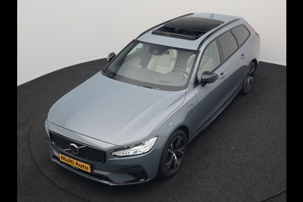 Volvo V90 T6 AWD R-Design Plug In Hybrid 340pk Dealer O.H PHEV | Trekhaak Af Fabriek | Panodak | Adaptive Cruise | Head Up | Harman & Kardon | 360 Camera | Lederen Sporstoelen Memory & Verwarmd | Pilot Assist | Apple Carplay | Navigatie | DAB |