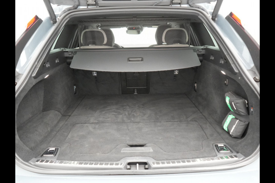 Volvo V90 T6 AWD R-Design Plug In Hybrid 340pk Dealer O.H PHEV | Trekhaak Af Fabriek | Panodak | Adaptive Cruise | Head Up | Harman & Kardon | 360 Camera | Lederen Sporstoelen Memory & Verwarmd | Pilot Assist | Apple Carplay | Navigatie | DAB |