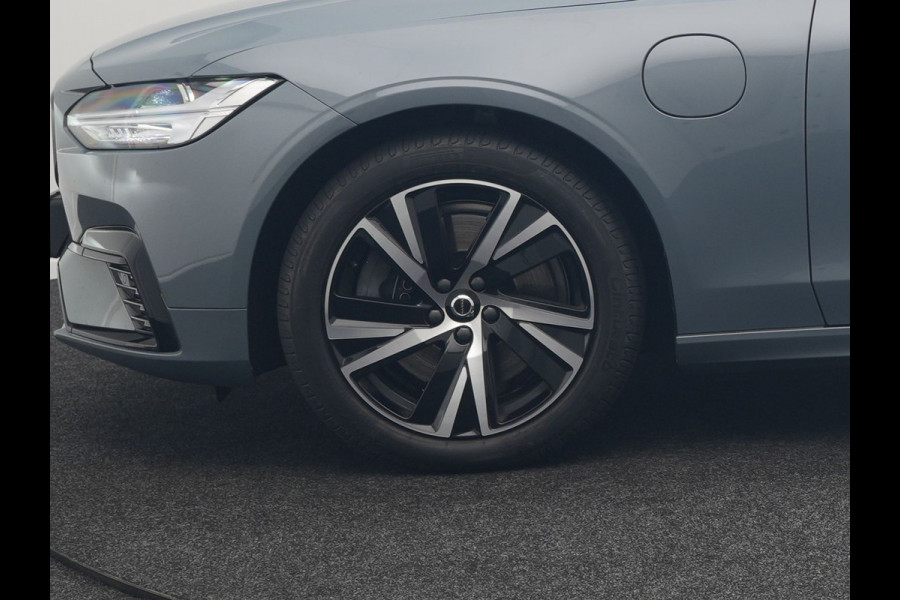 Volvo V90 T6 AWD R-Design Plug In Hybrid 340pk Dealer O.H PHEV | Trekhaak Af Fabriek | Panodak | Adaptive Cruise | Head Up | Harman & Kardon | 360 Camera | Lederen Sporstoelen Memory & Verwarmd | Pilot Assist | Apple Carplay | Navigatie | DAB |