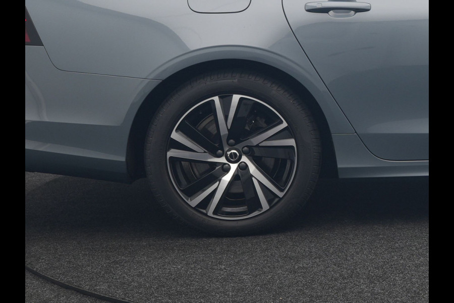 Volvo V90 T6 AWD R-Design Plug In Hybrid 340pk Dealer O.H PHEV | Trekhaak Af Fabriek | Panodak | Adaptive Cruise | Head Up | Harman & Kardon | 360 Camera | Lederen Sporstoelen Memory & Verwarmd | Pilot Assist | Apple Carplay | Navigatie | DAB |