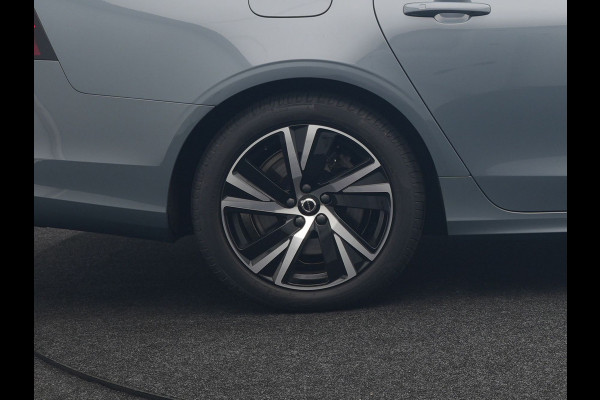 Volvo V90 T6 AWD R-Design Plug In Hybrid 340pk Dealer O.H PHEV | Trekhaak Af Fabriek | Panodak | Adaptive Cruise | Head Up | Harman & Kardon | 360 Camera | Lederen Sporstoelen Memory & Verwarmd | Pilot Assist | Apple Carplay | Navigatie | DAB |
