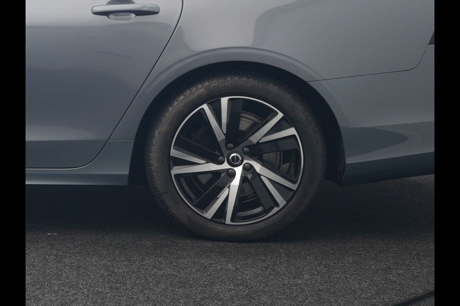 Volvo V90 T6 AWD R-Design Plug In Hybrid 340pk Dealer O.H PHEV | Trekhaak Af Fabriek | Panodak | Adaptive Cruise | Head Up | Harman & Kardon | 360 Camera | Lederen Sporstoelen Memory & Verwarmd | Pilot Assist | Apple Carplay | Navigatie | DAB |
