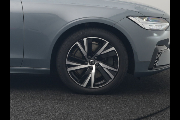 Volvo V90 T6 AWD R-Design Plug In Hybrid 340pk Dealer O.H PHEV | Trekhaak Af Fabriek | Panodak | Adaptive Cruise | Head Up | Harman & Kardon | 360 Camera | Lederen Sporstoelen Memory & Verwarmd | Pilot Assist | Apple Carplay | Navigatie | DAB |