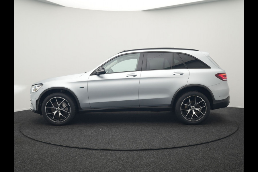 Mercedes-Benz GLC 300e 4MATIC AMG Plug In Hybrid 320pk Dealer O.H PHEV | Panodak | Adaptive Cruise | Burmester Audio | Camera | 20"L.M | Lederen Sportstoelen Verwarmd | Apple Carplay | Blis | Sfeerverlichting | Navigatie | DAB |