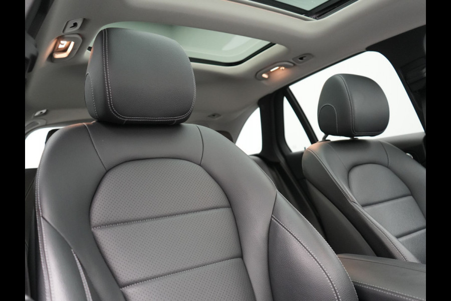 Mercedes-Benz GLC 300e 4MATIC AMG Plug In Hybrid 320pk Dealer O.H PHEV | Panodak | Adaptive Cruise | Burmester Audio | Camera | 20"L.M | Lederen Sportstoelen Verwarmd | Apple Carplay | Blis | Sfeerverlichting | Navigatie | DAB |