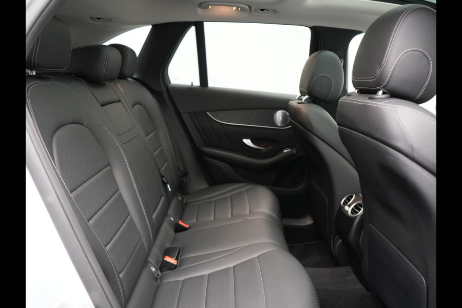 Mercedes-Benz GLC 300e 4MATIC AMG Plug In Hybrid 320pk Dealer O.H PHEV | Panodak | Adaptive Cruise | Burmester Audio | Camera | 20"L.M | Lederen Sportstoelen Verwarmd | Apple Carplay | Blis | Sfeerverlichting | Navigatie | DAB |
