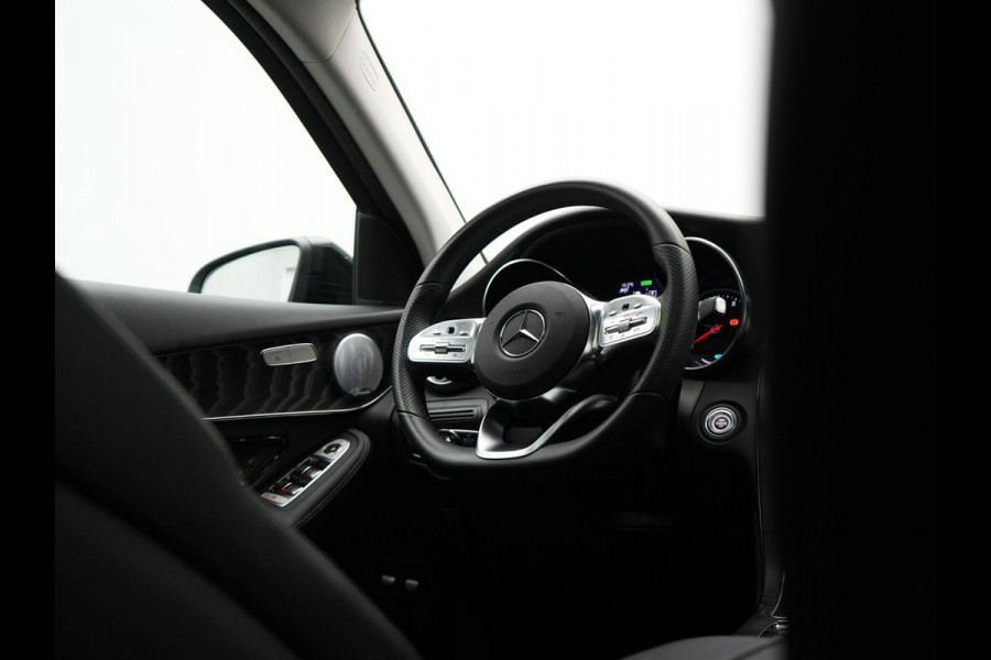 Mercedes-Benz GLC 300e 4MATIC AMG Plug In Hybrid 320pk Dealer O.H PHEV | Panodak | Adaptive Cruise | Burmester Audio | Camera | 20"L.M | Lederen Sportstoelen Verwarmd | Apple Carplay | Blis | Sfeerverlichting | Navigatie | DAB |