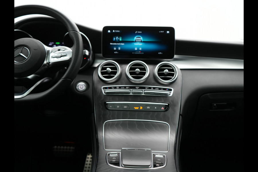 Mercedes-Benz GLC 300e 4MATIC AMG Plug In Hybrid 320pk Dealer O.H PHEV | Panodak | Adaptive Cruise | Burmester Audio | Camera | 20"L.M | Lederen Sportstoelen Verwarmd | Apple Carplay | Blis | Sfeerverlichting | Navigatie | DAB |