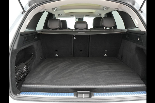 Mercedes-Benz GLC 300e 4MATIC AMG Plug In Hybrid 320pk Dealer O.H PHEV | Panodak | Adaptive Cruise | Burmester Audio | Camera | 20"L.M | Lederen Sportstoelen Verwarmd | Apple Carplay | Blis | Sfeerverlichting | Navigatie | DAB |