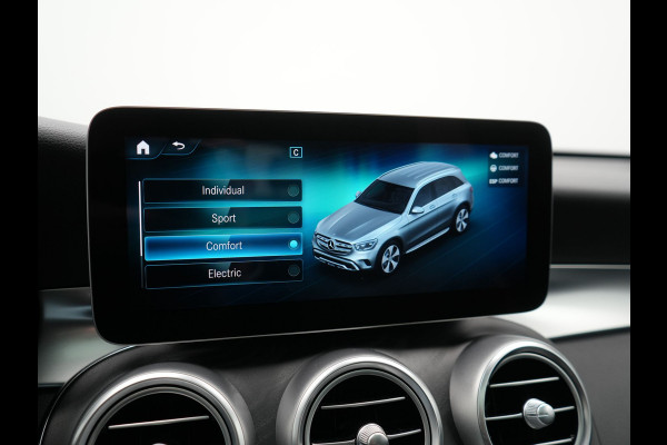 Mercedes-Benz GLC 300e 4MATIC AMG Plug In Hybrid 320pk Dealer O.H PHEV | Panodak | Adaptive Cruise | Burmester Audio | Camera | 20"L.M | Lederen Sportstoelen Verwarmd | Apple Carplay | Blis | Sfeerverlichting | Navigatie | DAB |