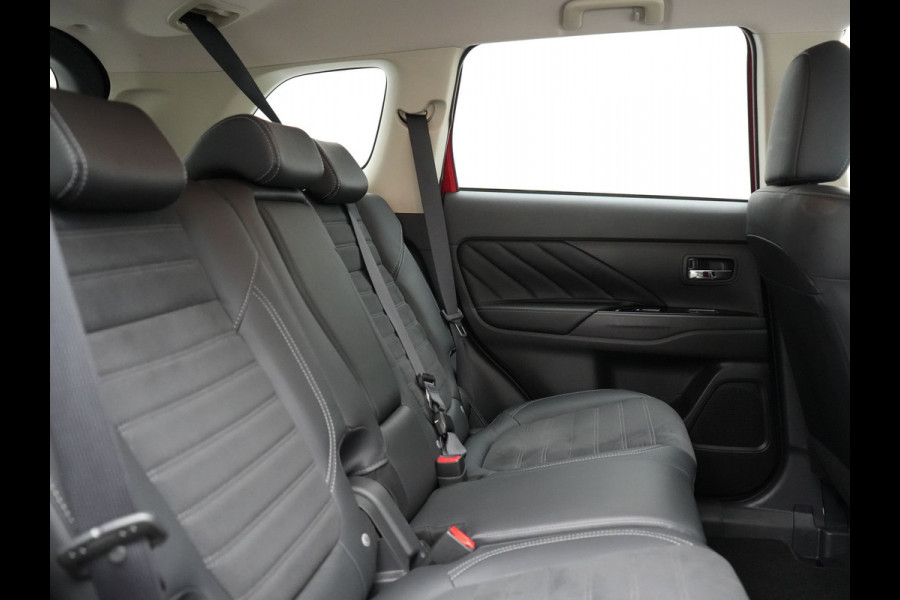 Mitsubishi Outlander 2.4 PHEV Intense Plug In Hybrid 225pk Dealer O.H PHEV | Trekhaak | Camera | Lederen Sportstoelen Verwarmd | Navigatie | Keyless | Android Auto | DAB |