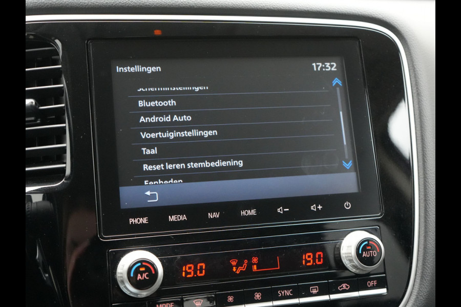 Mitsubishi Outlander 2.4 PHEV Intense Plug In Hybrid 225pk Dealer O.H PHEV | Trekhaak | Camera | Lederen Sportstoelen Verwarmd | Navigatie | Keyless | Android Auto | DAB |