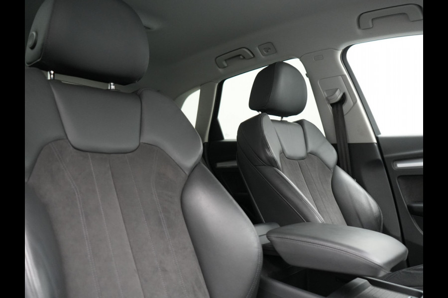 Audi Q5 50 TFSI e quattro S Line Plug In Hybrid 299pk Dealer O.H PHEV | Luchtvering | Trekhaak Af Fabriek | Adaptive Cruise | Camera | Virtual | Apple Carplay | Alcantara Sportstoelen Verwarmd | Keyless | Navigatie | DAB |