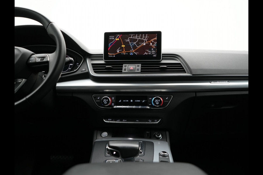 Audi Q5 50 TFSI e quattro S Line Plug In Hybrid 299pk Dealer O.H PHEV | Luchtvering | Trekhaak Af Fabriek | Adaptive Cruise | Camera | Virtual | Apple Carplay | Alcantara Sportstoelen Verwarmd | Keyless | Navigatie | DAB |