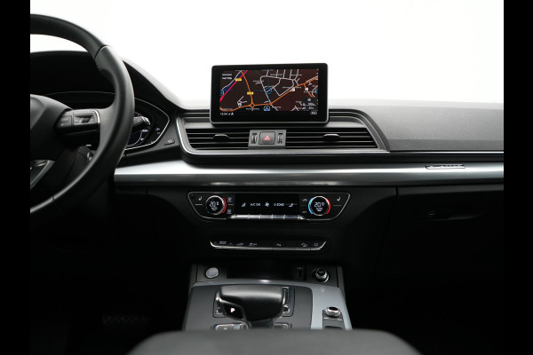 Audi Q5 50 TFSI e quattro S Line Plug In Hybrid 299pk Dealer O.H PHEV | Luchtvering | Trekhaak Af Fabriek | Adaptive Cruise | Camera | Virtual | Apple Carplay | Alcantara Sportstoelen Verwarmd | Keyless | Navigatie | DAB |