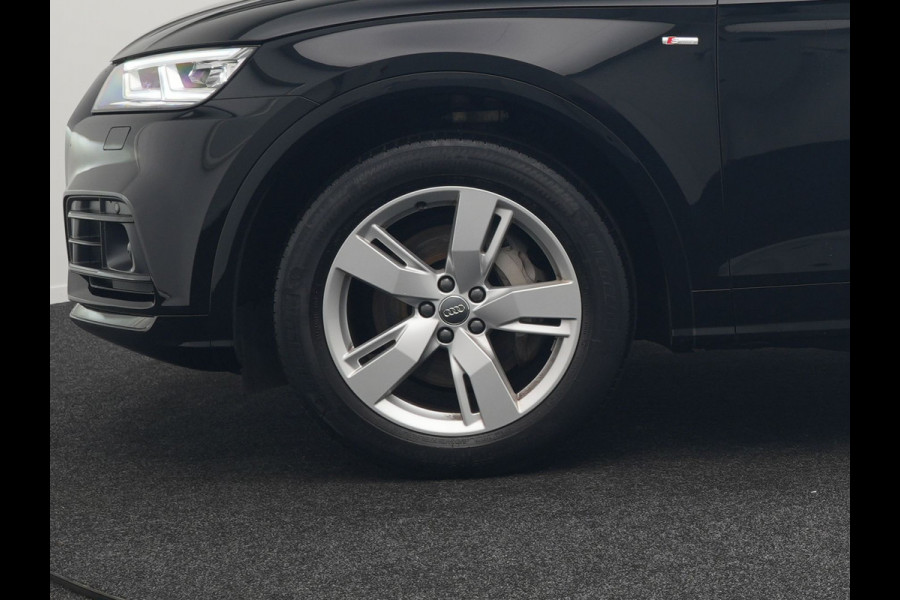Audi Q5 50 TFSI e quattro S Line Plug In Hybrid 299pk Dealer O.H PHEV | Luchtvering | Trekhaak Af Fabriek | Adaptive Cruise | Camera | Virtual | Apple Carplay | Alcantara Sportstoelen Verwarmd | Keyless | Navigatie | DAB |
