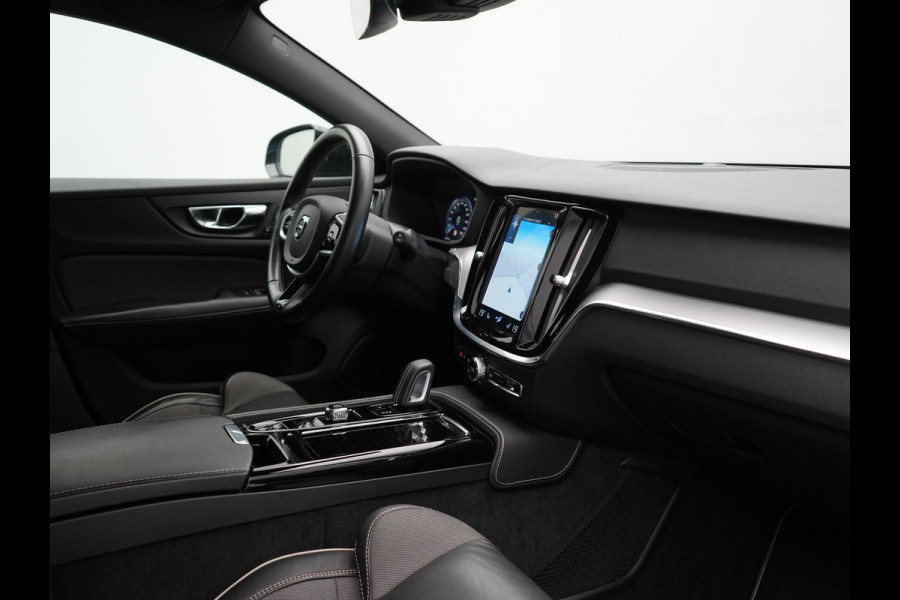 Volvo V60 T6 Recharge AWD R-Design Plug In Hybrid 340pk Dealer O.H PHEV | Trekhaak Af Fabriek | Adaptive Cruise | Camera | Lederen Sporstoelen Memory & Verwarmd | Harman & Kardon | Apple Carplay | Navigatie | Virtual | DAB |