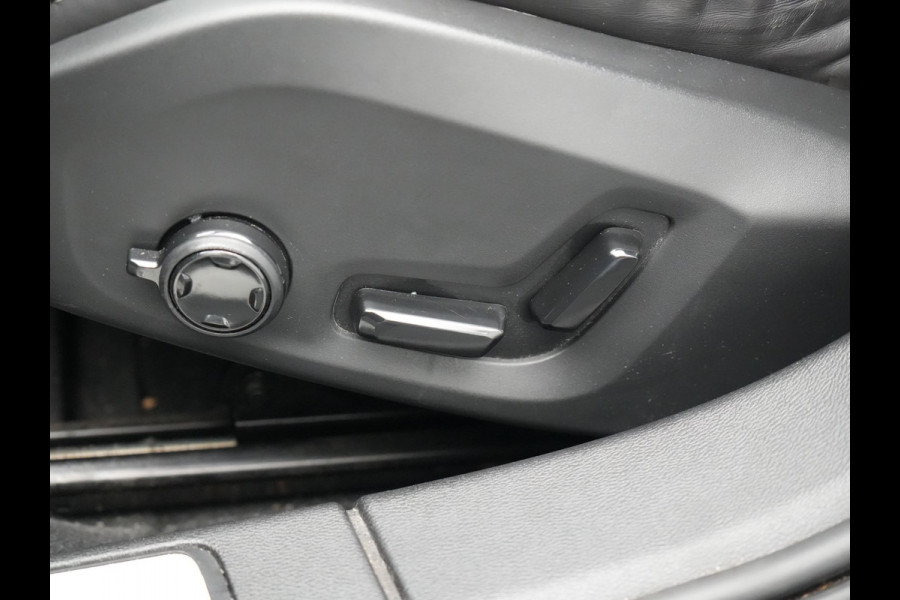 Volvo V60 T6 Recharge AWD R-Design Plug In Hybrid 340pk Dealer O.H PHEV | Trekhaak Af Fabriek | Adaptive Cruise | Camera | Lederen Sporstoelen Memory & Verwarmd | Harman & Kardon | Apple Carplay | Navigatie | Virtual | DAB |