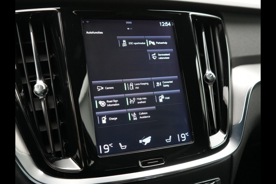 Volvo V60 T6 Recharge AWD R-Design Plug In Hybrid 340pk Dealer O.H PHEV | Trekhaak Af Fabriek | Adaptive Cruise | Camera | Lederen Sporstoelen Memory & Verwarmd | Harman & Kardon | Apple Carplay | Navigatie | Virtual | DAB |