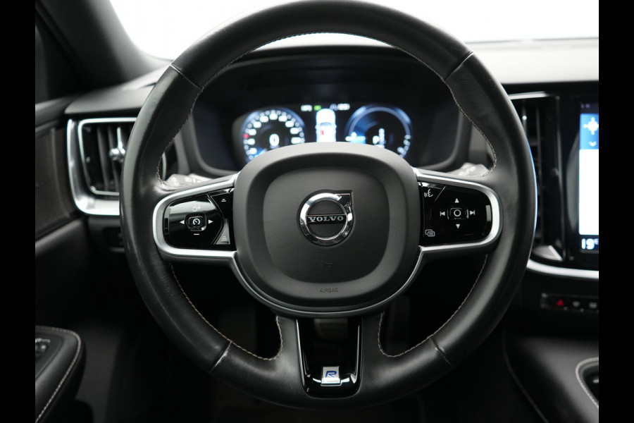 Volvo V60 T6 Recharge AWD R-Design Plug In Hybrid 340pk Dealer O.H PHEV | Trekhaak Af Fabriek | Adaptive Cruise | Camera | Lederen Sporstoelen Memory & Verwarmd | Harman & Kardon | Apple Carplay | Navigatie | Virtual | DAB |