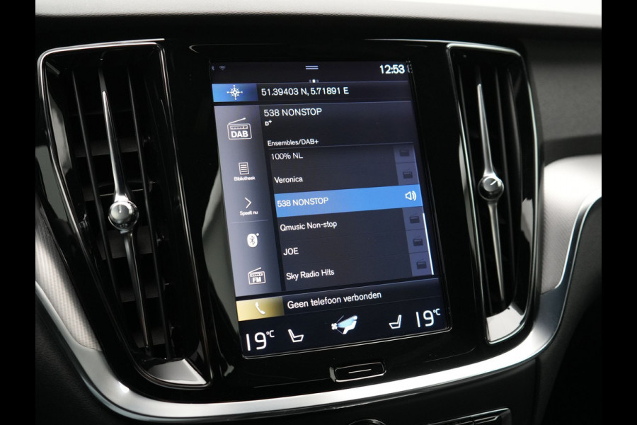 Volvo V60 T6 Recharge AWD R-Design Plug In Hybrid 340pk Dealer O.H PHEV | Trekhaak Af Fabriek | Adaptive Cruise | Camera | Lederen Sporstoelen Memory & Verwarmd | Harman & Kardon | Apple Carplay | Navigatie | Virtual | DAB |