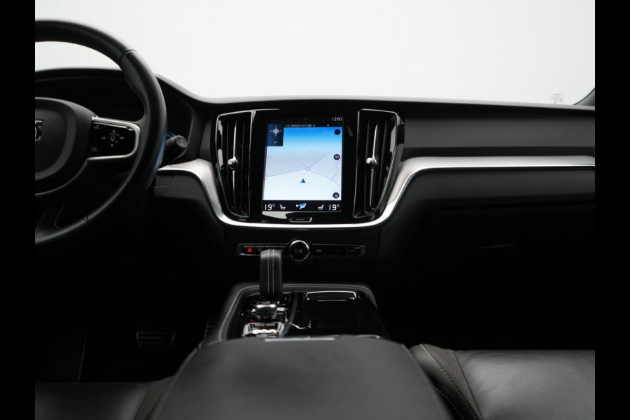 Volvo V60 T6 Recharge AWD R-Design Plug In Hybrid 340pk Dealer O.H PHEV | Trekhaak Af Fabriek | Adaptive Cruise | Camera | Lederen Sporstoelen Memory & Verwarmd | Harman & Kardon | Apple Carplay | Navigatie | Virtual | DAB |