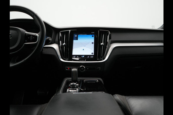 Volvo V60 T6 Recharge AWD R-Design Plug In Hybrid 340pk Dealer O.H PHEV | Trekhaak Af Fabriek | Adaptive Cruise | Camera | Lederen Sporstoelen Memory & Verwarmd | Harman & Kardon | Apple Carplay | Navigatie | Virtual | DAB |