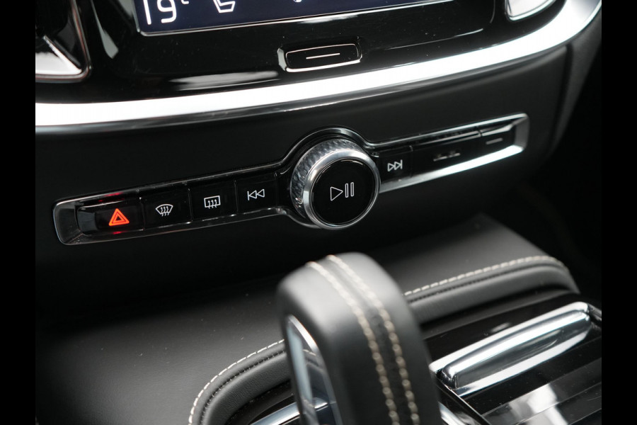 Volvo V60 T6 Recharge AWD R-Design Plug In Hybrid 340pk Dealer O.H PHEV | Trekhaak Af Fabriek | Adaptive Cruise | Camera | Lederen Sporstoelen Memory & Verwarmd | Harman & Kardon | Apple Carplay | Navigatie | Virtual | DAB |