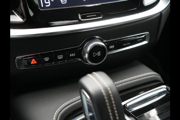 Volvo V60 T6 Recharge AWD R-Design Plug In Hybrid 340pk Dealer O.H PHEV | Trekhaak Af Fabriek | Adaptive Cruise | Camera | Lederen Sporstoelen Memory & Verwarmd | Harman & Kardon | Apple Carplay | Navigatie | Virtual | DAB |