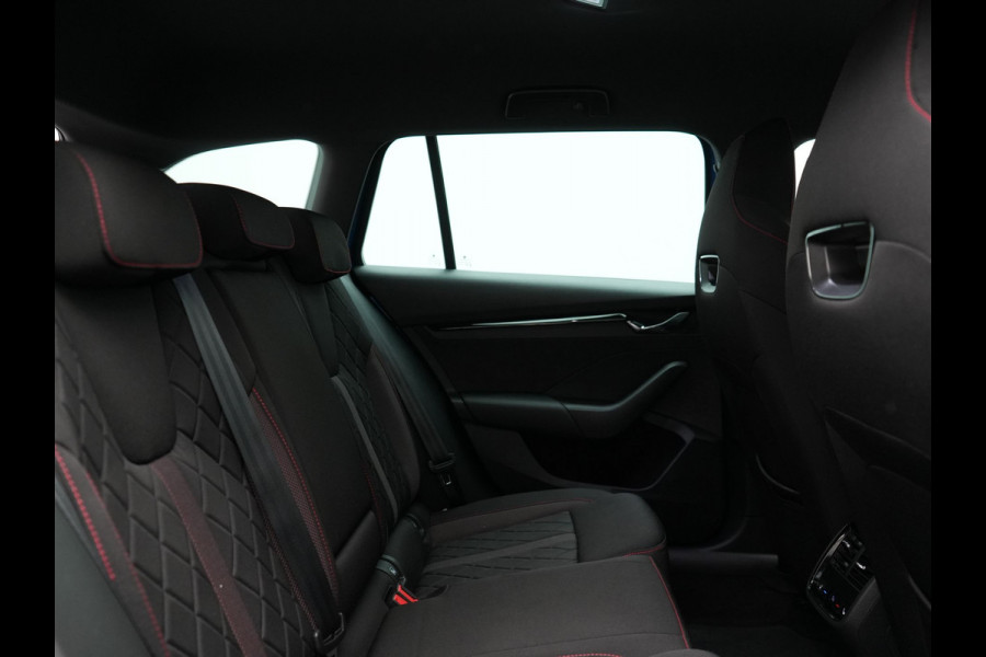 Škoda Octavia Combi 1.4 TSI RS iV Business Plug In Hybrid 245pk Dealer O.H PHEV | Adaptive Cruise | Camera | Sportstoelen Verwarmd | Apple Carplay | Navigatie | Crystal LED | Blis | Keyless | Stuur Verwarmd | Virtual | DAB |