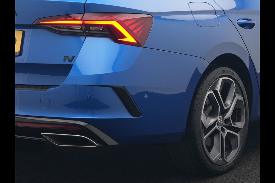 Škoda Octavia Combi 1.4 TSI RS iV Business Plug In Hybrid 245pk Dealer O.H PHEV | Adaptive Cruise | Camera | Sportstoelen Verwarmd | Apple Carplay | Navigatie | Crystal LED | Blis | Keyless | Stuur Verwarmd | Virtual | DAB |