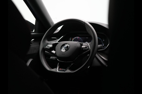 Škoda Octavia Combi 1.4 TSI RS iV Business Plug In Hybrid 245pk Dealer O.H PHEV | Adaptive Cruise | Camera | Sportstoelen Verwarmd | Apple Carplay | Navigatie | Crystal LED | Blis | Keyless | Stuur Verwarmd | Virtual | DAB |