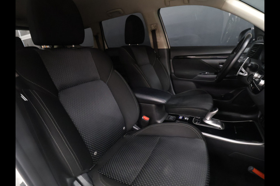 Mitsubishi Outlander 2.4 PHEV Pure+ [TREKHAAK, CAMERA, CRUISE CONTROL, BLUETOOTH TELEFOON, STOELVERWARMING, FLIPPERS, CLIMATE CONTROL, NIEUWSTAAT]