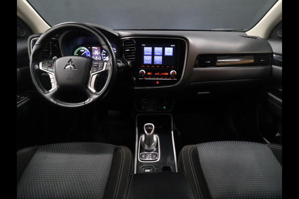 Mitsubishi Outlander 2.4 PHEV Pure+ [TREKHAAK, CAMERA, CRUISE CONTROL, BLUETOOTH TELEFOON, STOELVERWARMING, FLIPPERS, CLIMATE CONTROL, NIEUWSTAAT]